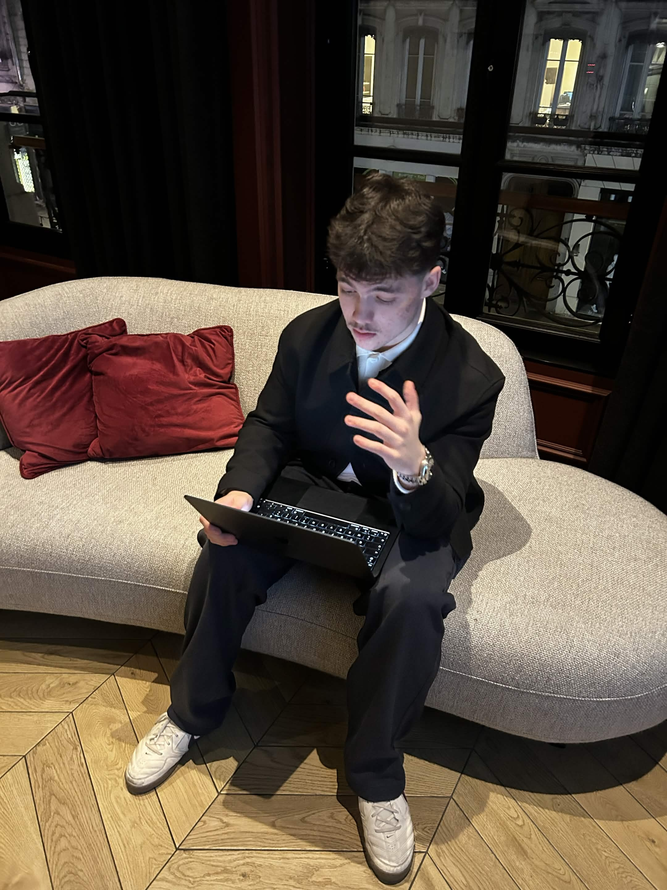Keyann en plein appel stratégique
